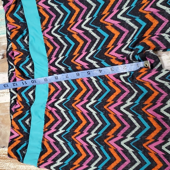 Kandy Karma Multicolor Chevron Stripe Crop Leggings - Picture 6 of 7